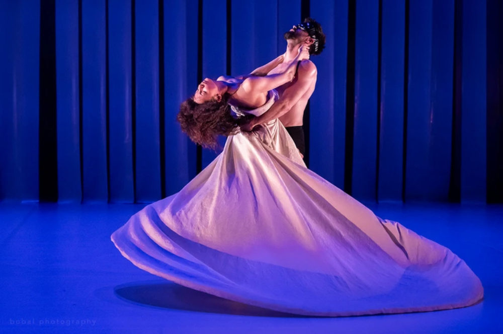 Részlet a „CrAzy_RunnErs / Parad_Is_E” című előadásból Kép forrása