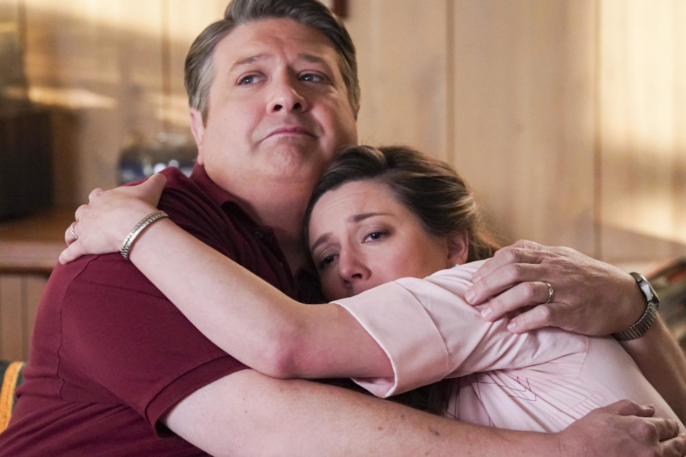 Sheldon szüleinek szerepében Lance Barber és Zoe Perry Kép forrása