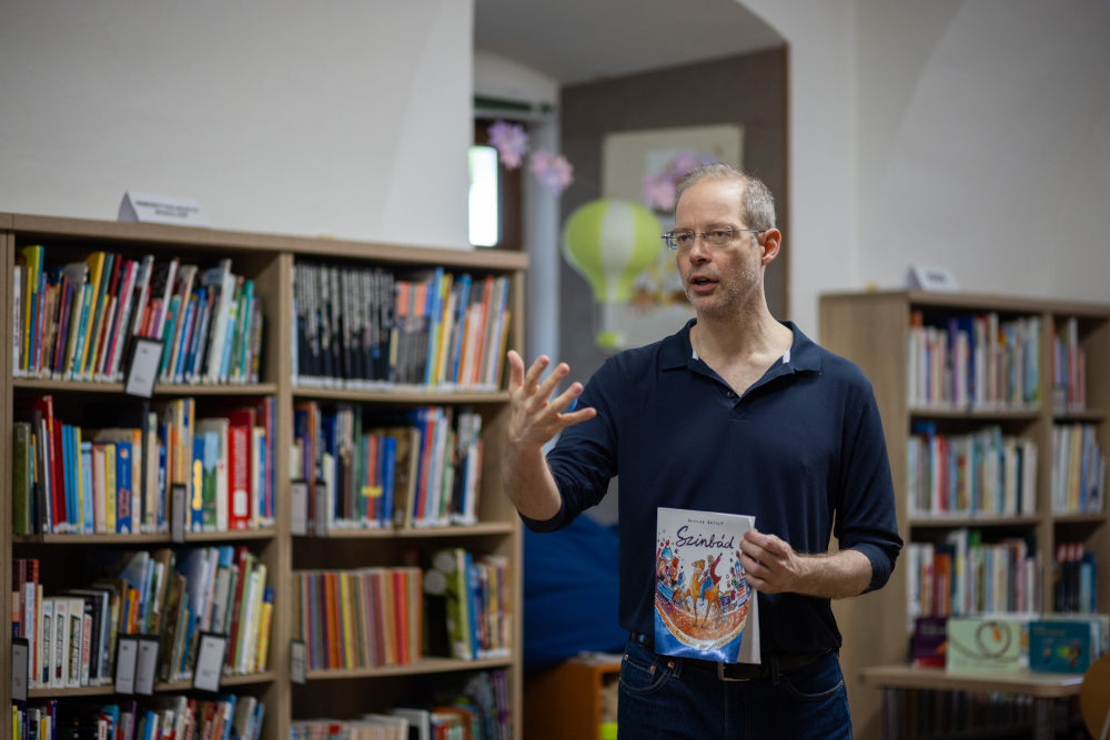 Harcos Bálint a „Szinbád” című kötettel a PécsLIT Fesztiválon a Csorba Győző Könyvtár Pinokkió Gyermekkönyvtárában Kép forrása