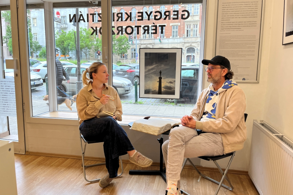 Gergye Krisztián Ványa Zsófiával beszélget az Artphoto Galériában  Fotó: Minyo