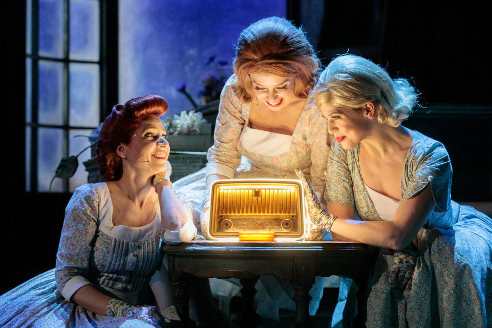 Jelenet a Pesti Színház „Rémségek kicsiny boltja” című előadásából  Fotó: Dömölky Dánie