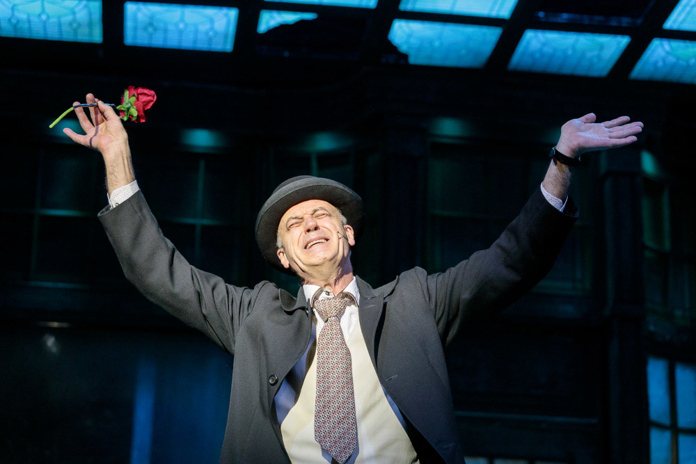 Jelenet a Pesti Színház „Rémségek kicsiny boltja” című előadásából  Fotó: Dömölky Dánie