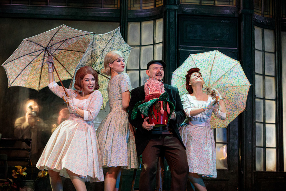 Jelenet a Pesti Színház „Rémségek kicsiny boltja” című előadásából  Fotó: Dömölky Dánie