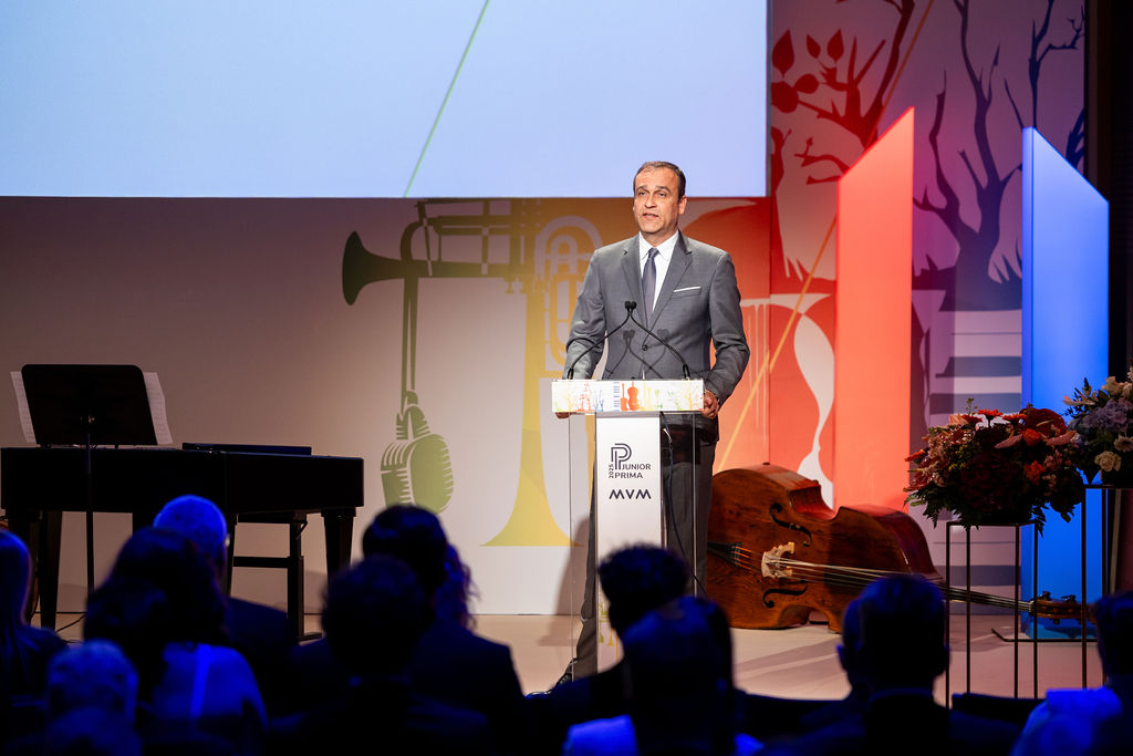 Mátrai Károly, az MVM Csoport vezérigazgatója köszöntő beszédet tart a Junior Prima díjátadón  Forrás: MVM Zrt.