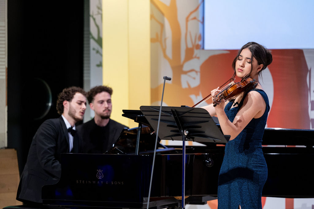 Abouzahra Amira hegedűművész, Szaniszló Attila zongoraművész és Horváth Áron cimbalomművész (ezúttal lapozóként) a Junior Prima díjátadón  Forrás: MVM Zrt.