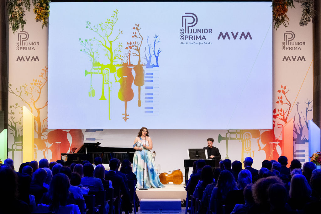 Fenyvesi Gabriella operaénekes és Horváth Áron cimbalomművész a Junior Prima díjátadón  Forrás: MVM Zrt.