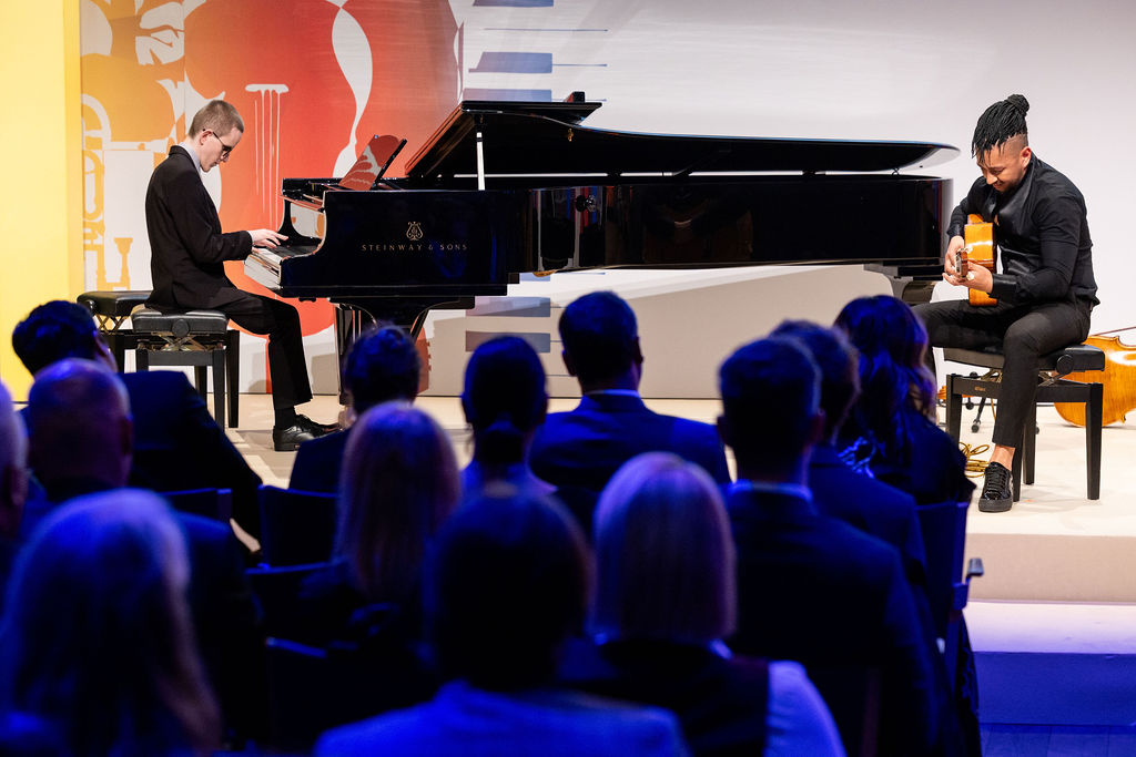 Horváth Szabolcs Péter jazz-zongoraművész és Palásti Máté gitárművész a Junior Prima díjátadón  Forrás: MVM Zrt.