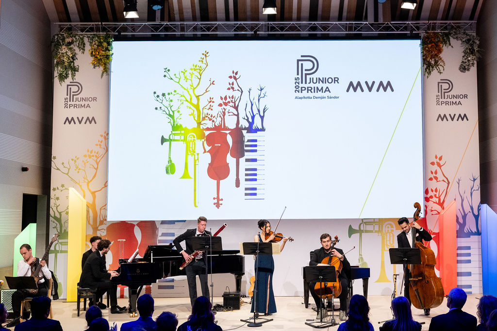 Kéri Sámuel jazz-basszusgitárművész, Szaniszló Attila zongoraművész, Horváth Áron cimbalomművész (ezúttal lapozóként), Dolfin Benjámin fagottművész, Abouzahra Amira hegedűművész, Friderikusz Péter gordonkaművész és Puporka Jenő nagybőgőművész a Junior Prima díjátadón  Forrás: MVM Zrt.