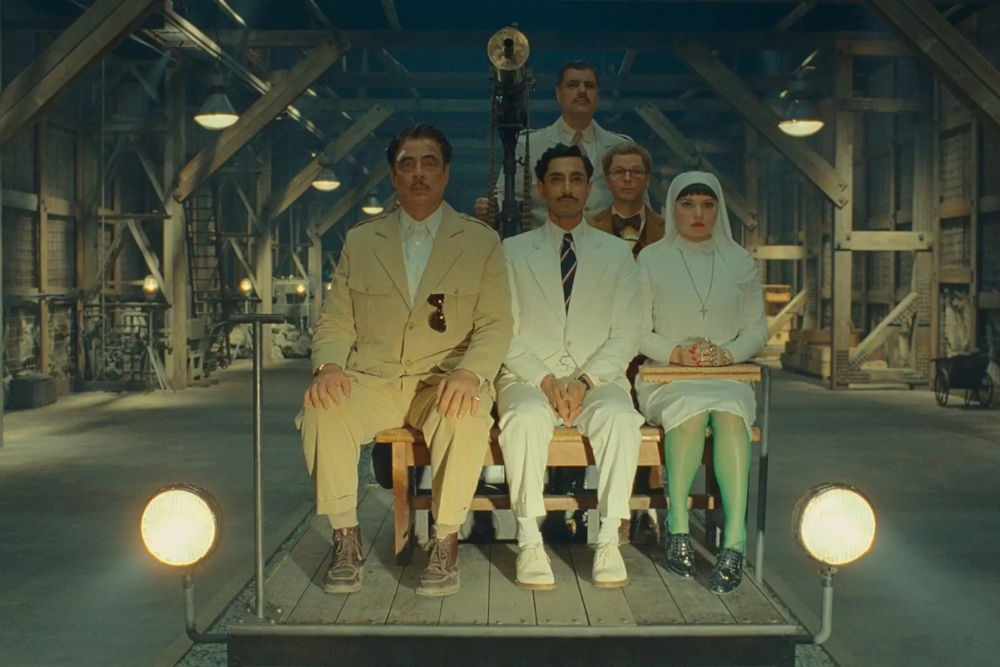 Jelenet „A föníciai séma” című filmből  Kép forrása: UIP-Duna Film