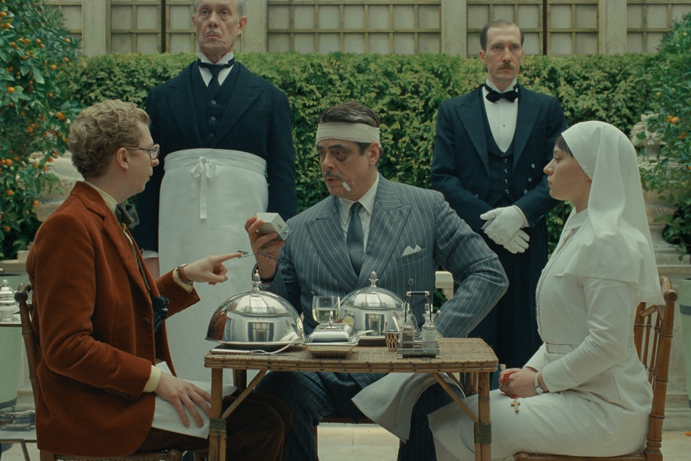 Jelenet „A föníciai séma” című filmből  Kép forrása: UIP-Duna Film