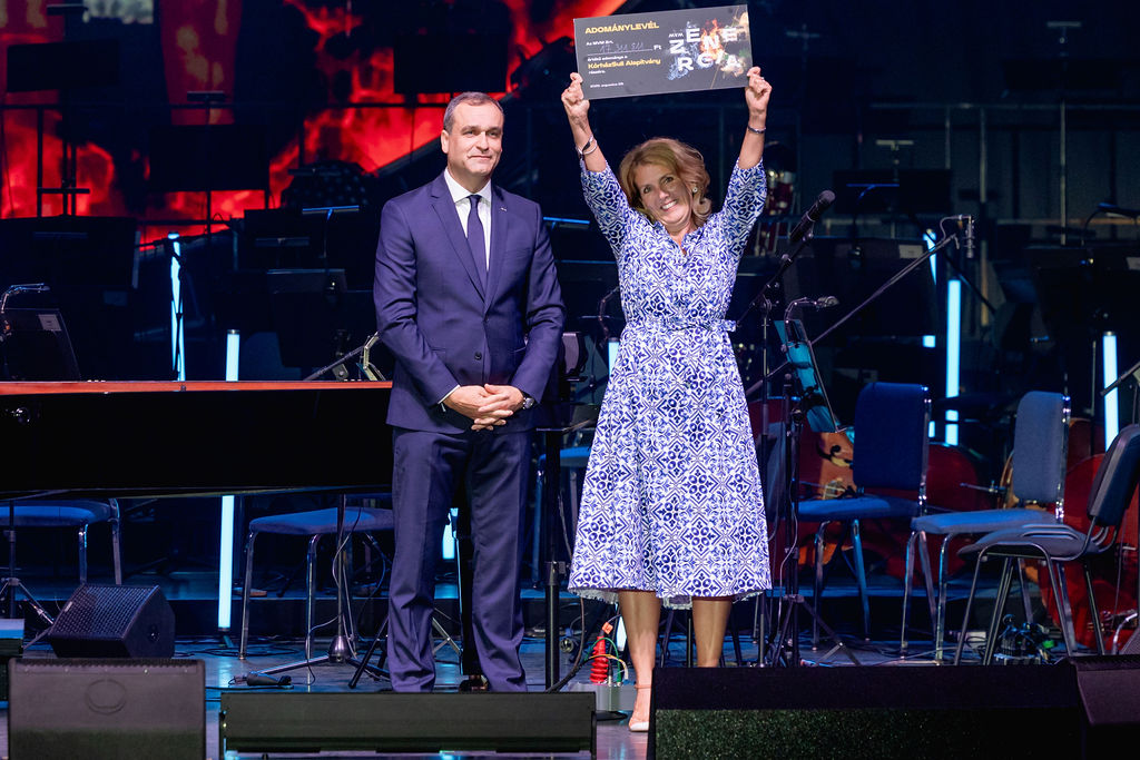 Mátrai Károly, az MVM Csoport vezérigazgatója és Tóthné Almássy Monika, a teljes jegybevételt elnyert KórházSuli Alapítvány vezetője   Forrás: MVM Zrt.