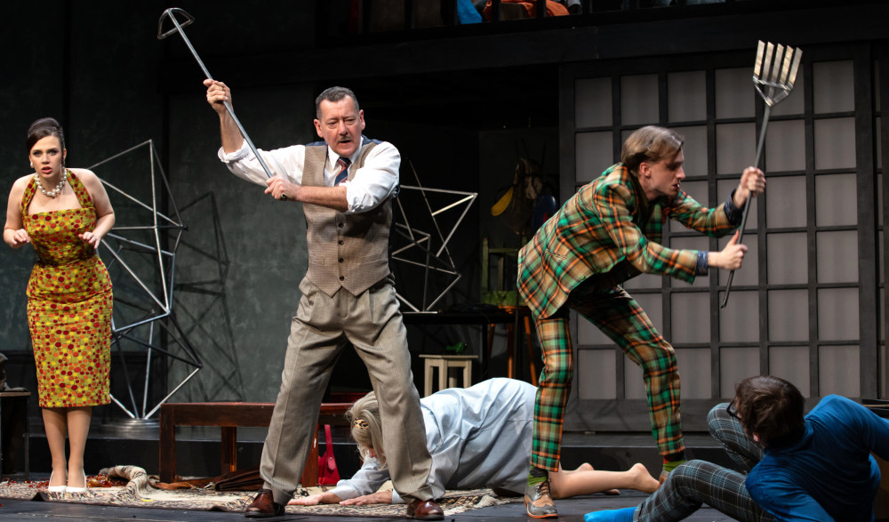 Jelenet a Thália Színház „Black Comedy” című előadásából Fotó: Kállai-Tóth Anett