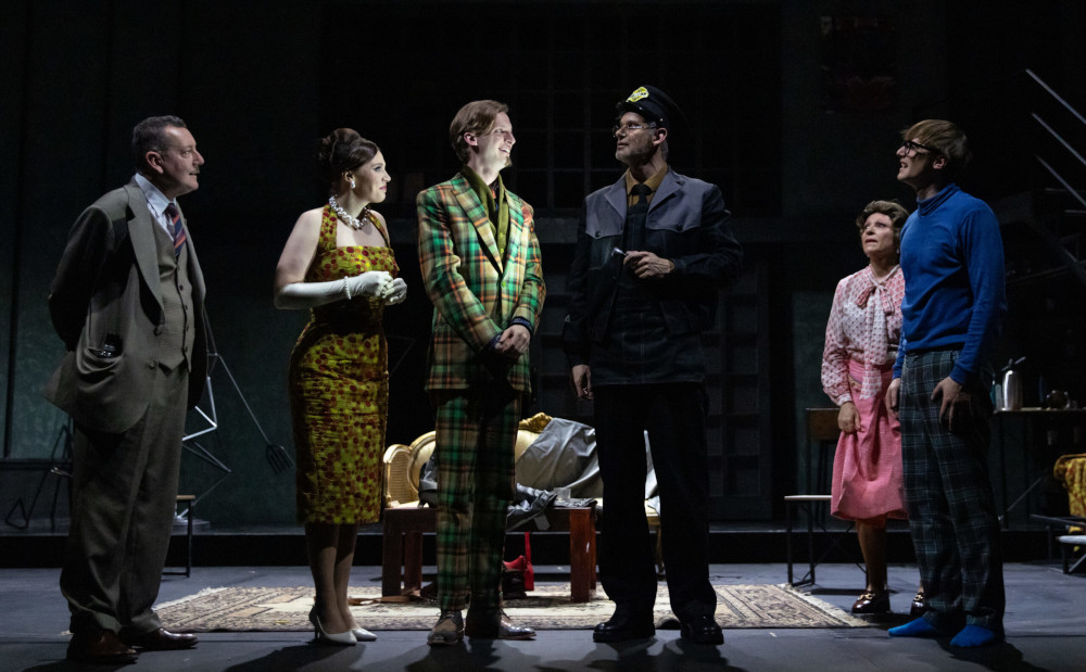 Jelenet a Thália Színház „Black Comedy” című előadásából Fotó: Kállai-Tóth Anett