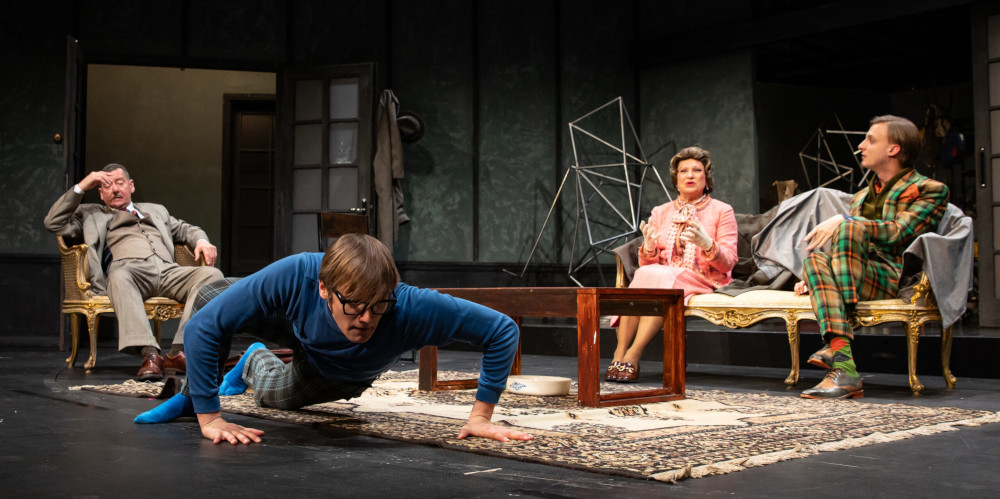 Jelenet a Thália Színház „Black Comedy” című előadásából Fotó: Kállai-Tóth Anett