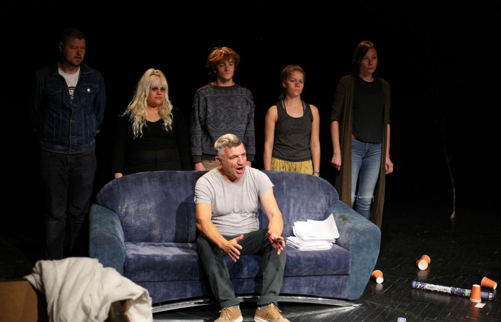 Jelenet a „Magamat játszom” című filmből  Kép forrása