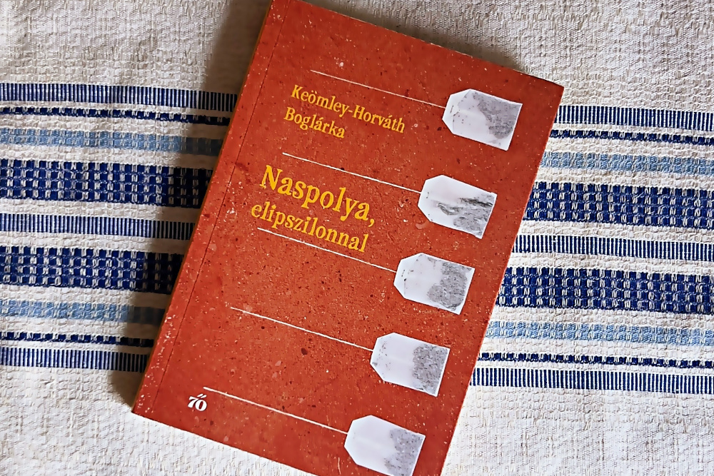 Keömley-Horváth Boglárka „Naspolya, elipszilonnal” című kötete  Forrás: a szerző fotója