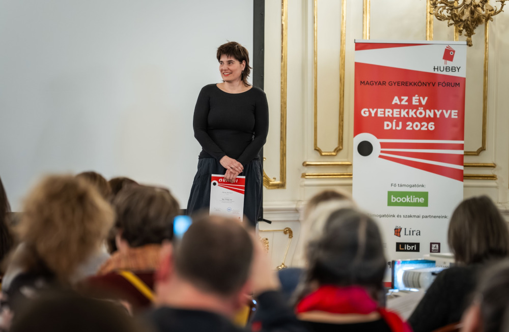 Máray Mariann a 2026-os HUBBY Év Gyerekkönyve díj átadóján, ahol az „Így megy ez” című kötettel az illusztráció kategória nyertese lett Kép forrása: Benkó Bernadett