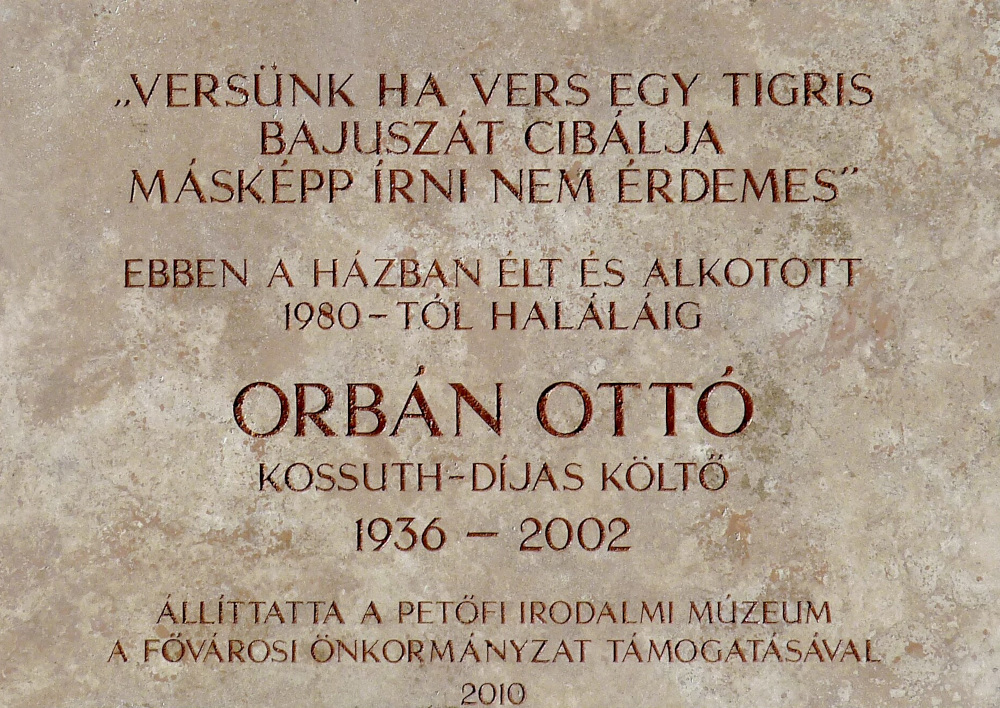 Orbán Ottó emléktáblája az író egykori lakhelyén, Budapesten, a Bécsi út 88–90. alatti ház falán  Kép forrása