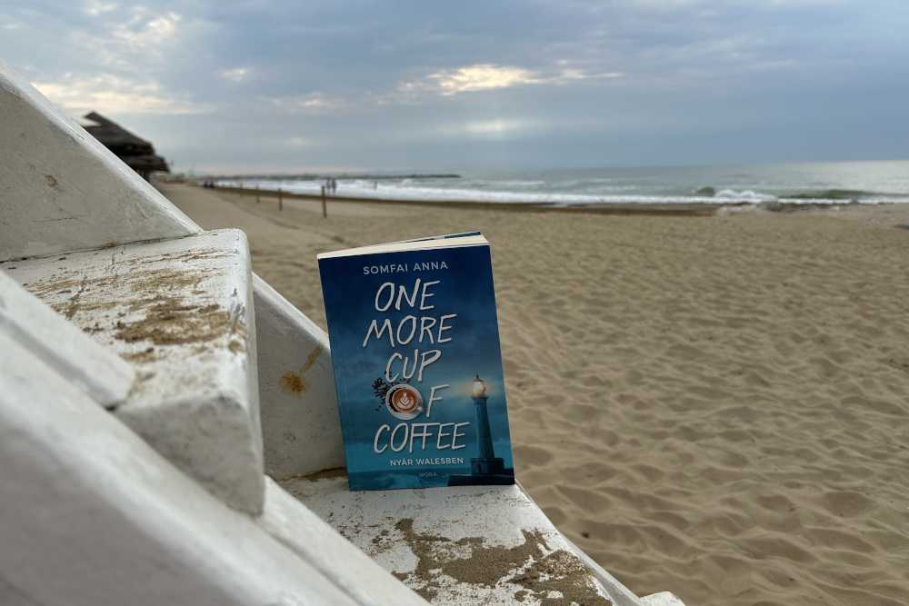 Somfai Anna „One More Cup of Coffee – Nyár Walesben” című regénye  Kép forrása: Móra Könyvkiadó