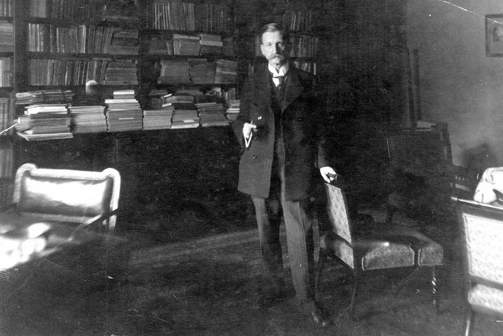 Ambrus Zoltán dolgozószobájában (é. n., ismeretlen fényképész felvétele)  Kép forrása: Országos Széchényi Könyvtár, Színháztörténeti Tár: KB 3566/1