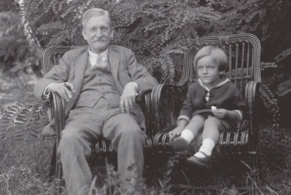 Ambrus Zoltán unokájával, a még gyermek korú Fallenbüchl Zoltánnal 1927-ben a gödöllői ház kertjében  Kép forrása: Gödöllői Városi Múzeum